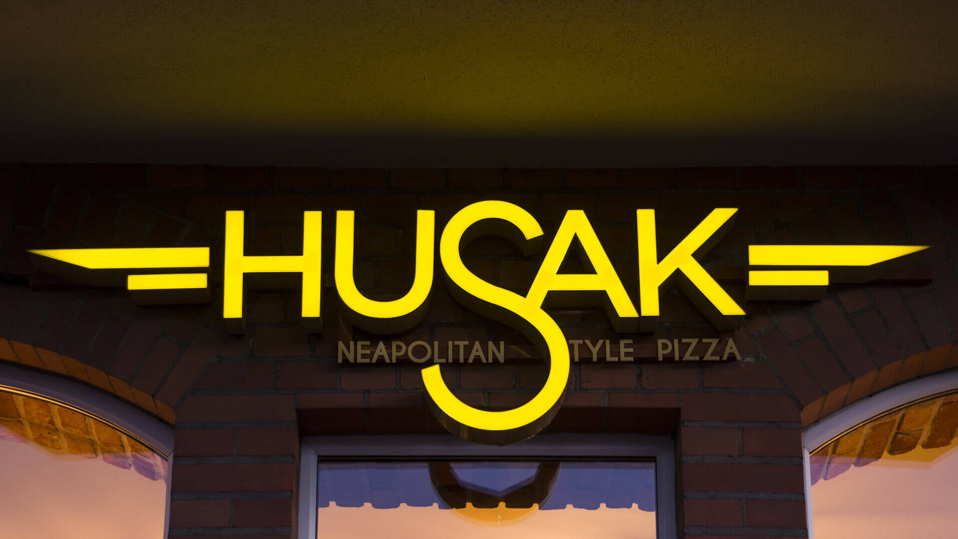 Husak Pizzeria - hussak-pizzeria-zlote-literatur-räumliche-beleuchtete-fliesen-buchstaben-an-der-wand-mit-kartusche-über-den-einlass-über-das-wandschild-an-der-wand-montiert-grunwaldzka-gdansk (14)